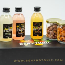 מארז קוקטיילים הכולל: 4 בקבוקי קוקטיילים בגודל של 200 מ"ל לבחירתכם + 2 צנצנות פיצוחים (1 בוטנים, 1 מאנצ'יז). + קישוטים כדי שתוכלו להנות ממקסימום חווית שתיה