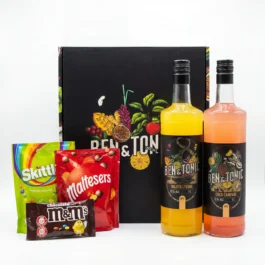 2 בקבוקי קוקטייל בגודל ליטר כל אחד מהם לבחירתכם חבילת סקיטלס בטעם פירות חמוצים- 152 גרם מלטיזרס כדורי שוקולד חלב 135 גרם m&m שוקולד 37 גרם