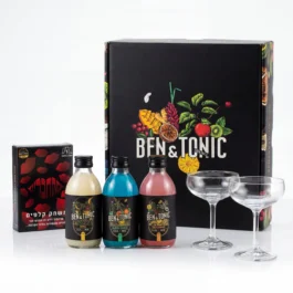 3 קוקטיילים וזוג כוסות עם משחק קלפים