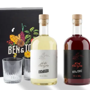 סנגריה אדומה ולבנה עם זוג כוסות