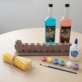 מארז לחנוכה עם 2 בקבוקי קוקטייל בנפח ליטר עם קיט לצביעת חנוכייה + נרות