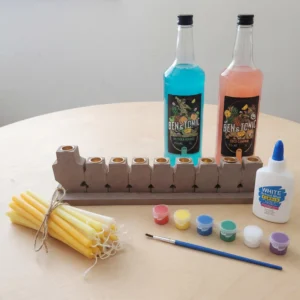 מארז לחנוכה עם 2 בקבוקי קוקטייל בנפח ליטר עם קיט לצביעת חנוכייה + נרות