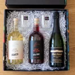 מארז סנגריות הכולל בקבוקי סנגריה אדומה ולבנה 500 מ"ל כל אחד בטעמים מיוחדים סנגריה אדומה המכילה תפוזים ומגוון תבלינים סנגריה לבנה  שילוב של ענבי ריזלינג עם אפרסקים + קאווה- יין לבן מבעבע  + 2 כוסות מתאימות לסנגריות + קישוטים ופירות יבשים כדי שתוכלו להנות ממקסימום חוויה